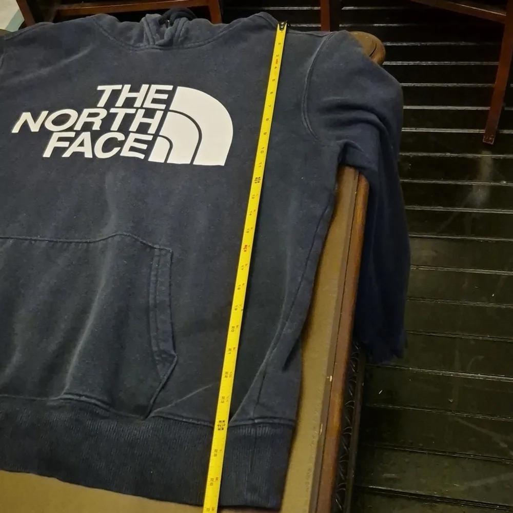 The Northface Mens SzM. Black Hoodie: Kangaroo Pocket.(#1585)